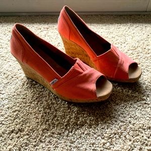 NEW TOMS Coral Wedges SIZE 9